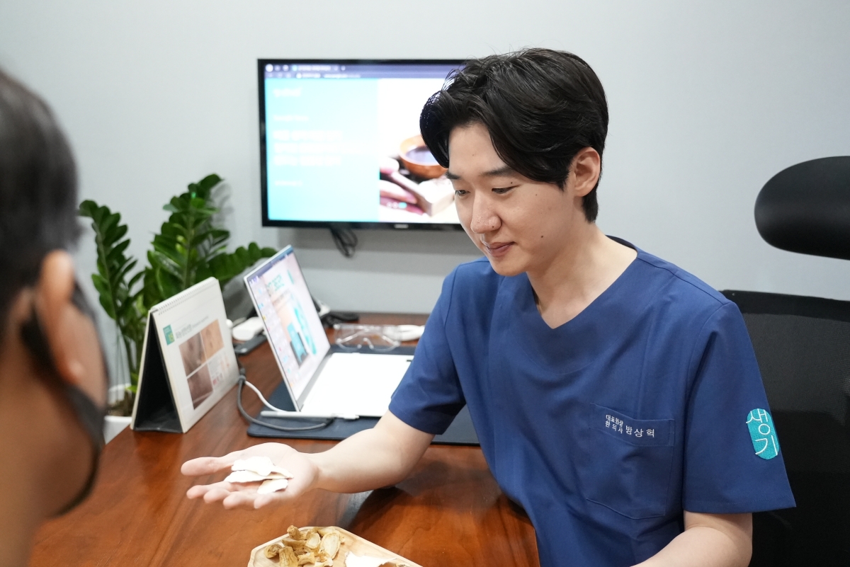 방상혁 대표원장이 진료실에서 내원객과 상담하고 있습니다.